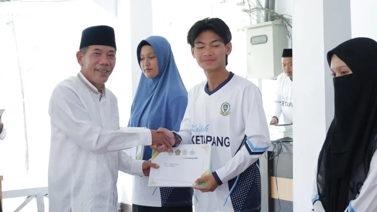 Wabup Ketapang, Jamhuri Amir, menyerahkan bonus kepada peserta yang berhasil meraih prestasi di MTQ XXXIV Kalbar di Kayong Utara, Minggu (9/8). (ISTIMEWA)

