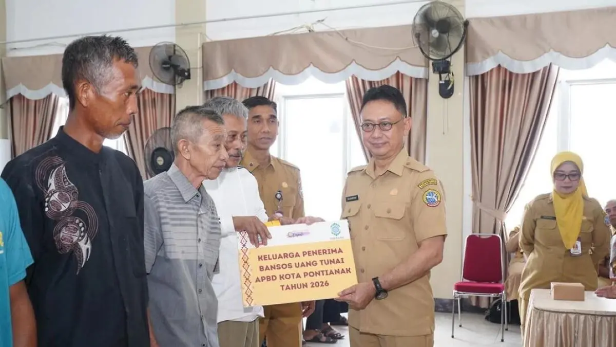 Wali Kota Pontianak Edi Rusdi Kamtono menyerahkan bantuan secara simbolis di Aula Kantor Camat Pontianak Kota, Selasa (11/8/2026). (Pemkot Pontianak)