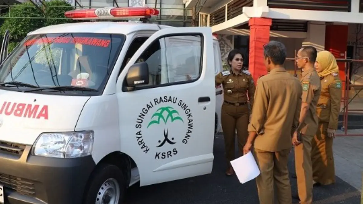 Wali Kota Singkawang, Tjhai Chui Mie saat monitoring dan evaluasi pemanfaatan barang hibah di Halaman Kantor Wali Kota Singkawang, Senin (10/8/2026). (MC)
