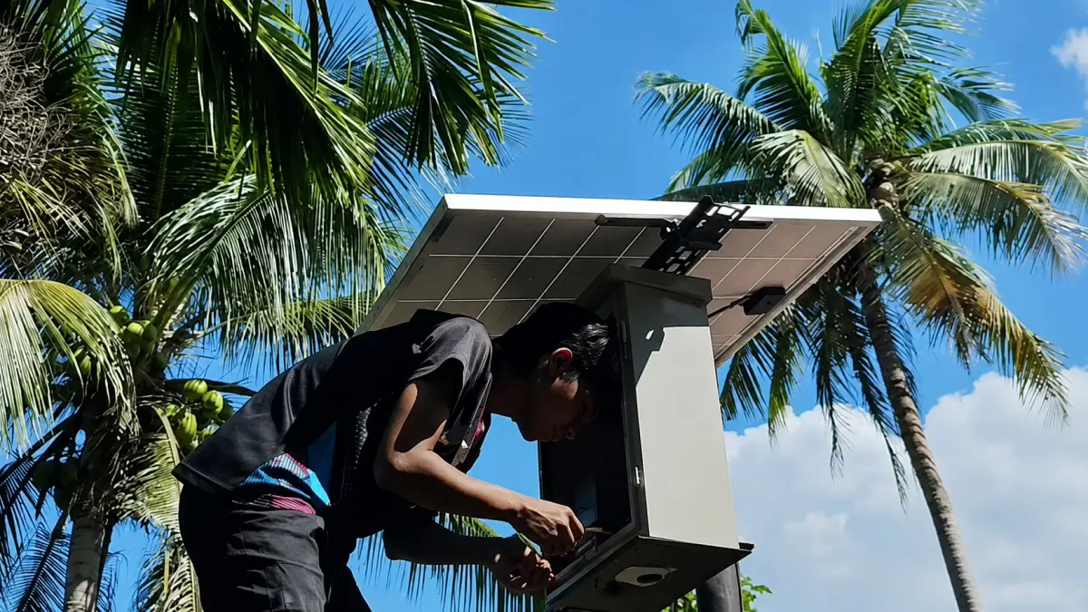 Warga mengecek panel surya yang menjadi sumber energi Biotoilizer IoT untuk mengolah urin sapi menjadi pupuk organik cair di Desa Segedong, Kabupaten Sambas. (ISTIMEWA)