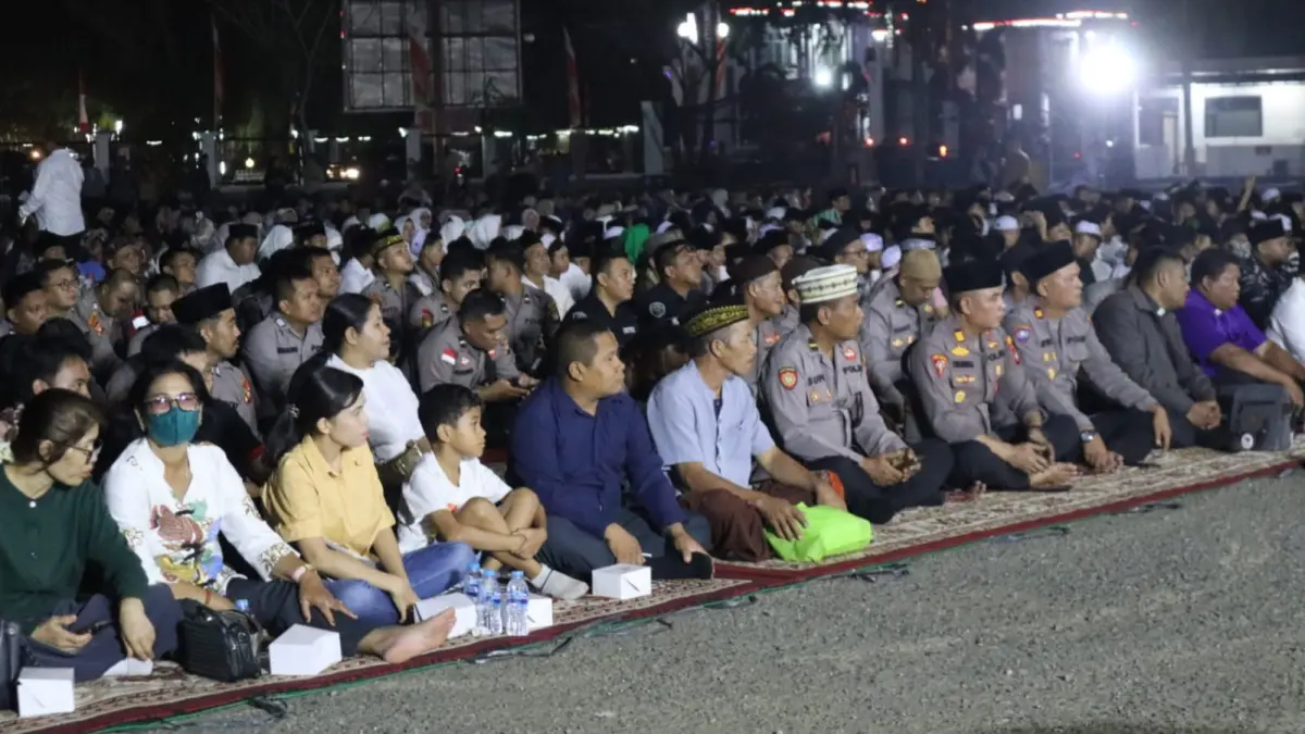 Warga mengikuti Doa Bersama Lintas Agama di Lapangan Kantor Bupati Ketapang, Minggu (9/8/2026), sambil memanjatkan harapan agar hujan segera turun di tengah musim kemarau.