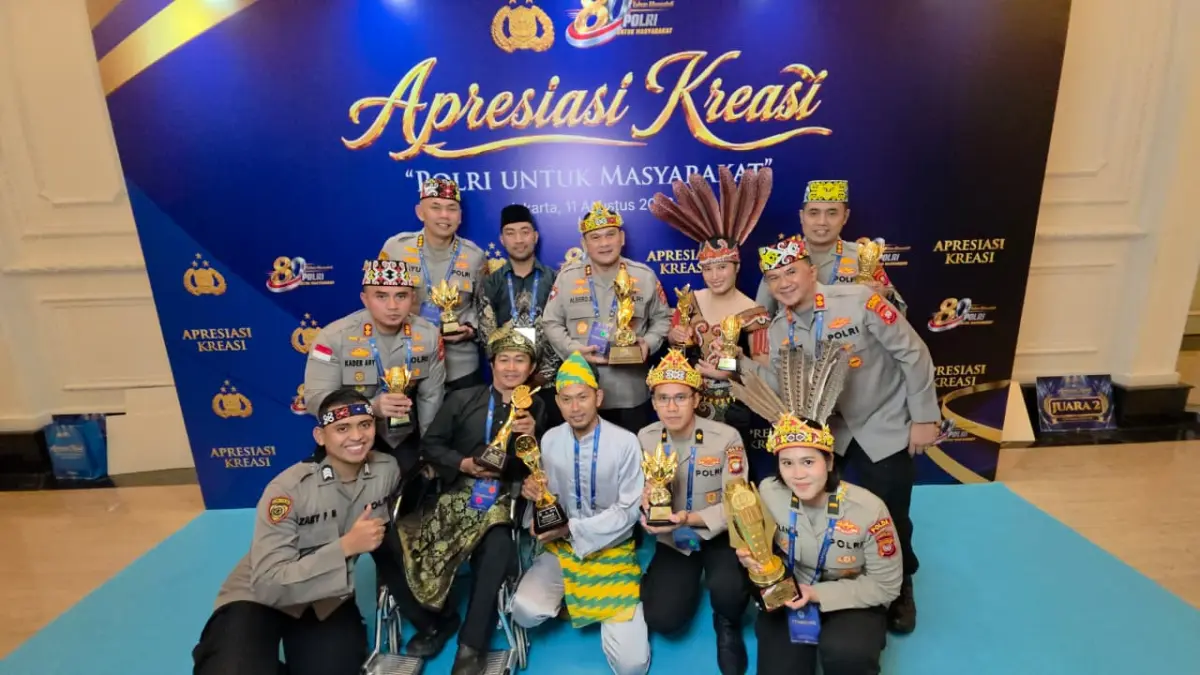 Kapolda Kalbar Irjen Pol Alberd Teddy Benhard Sianipar berfoto bersama para peraih penghargaan Lomba Kreasi Polri dari Polda Kalbar seusai Awarding Day Apresiasi Kreasi Polri di Gedung The Tribrata, Dharmawangsa, Jakarta Selatan, Selasa (11/8) malam. Polda Kalbar meraih empat penghargaan dalam ajang tingkat nasional tersebut.