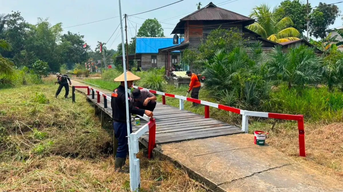 Personel Satbrimob Polda Kalbar membersihkan dan mengecat jembatan warga di Desa Santaban, Kecamatan Sajingan Besar, Kabupaten Sambas, Rabu (12/8/2026). Perawatan fasilitas tersebut dilakukan menjelang HUT ke-81 RI sekaligus memastikan akses masyarakat tetap terawat.