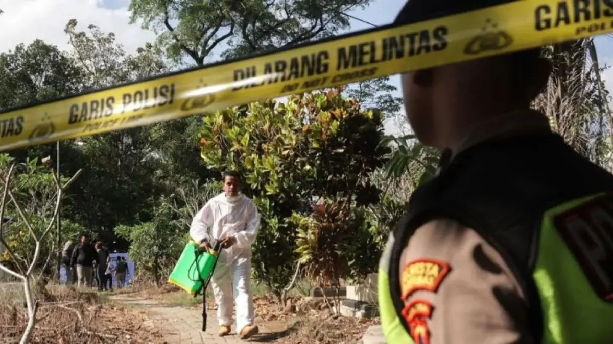 BONGKAR KUBURAN: Aparat kepolisian gabungan saat hendak membongkar dan mengeluarkan jenazah Sutrimo dari makamnya di Banyumas, Rabu (12/8). (IDHAD ZAKARIA/ANTARA)