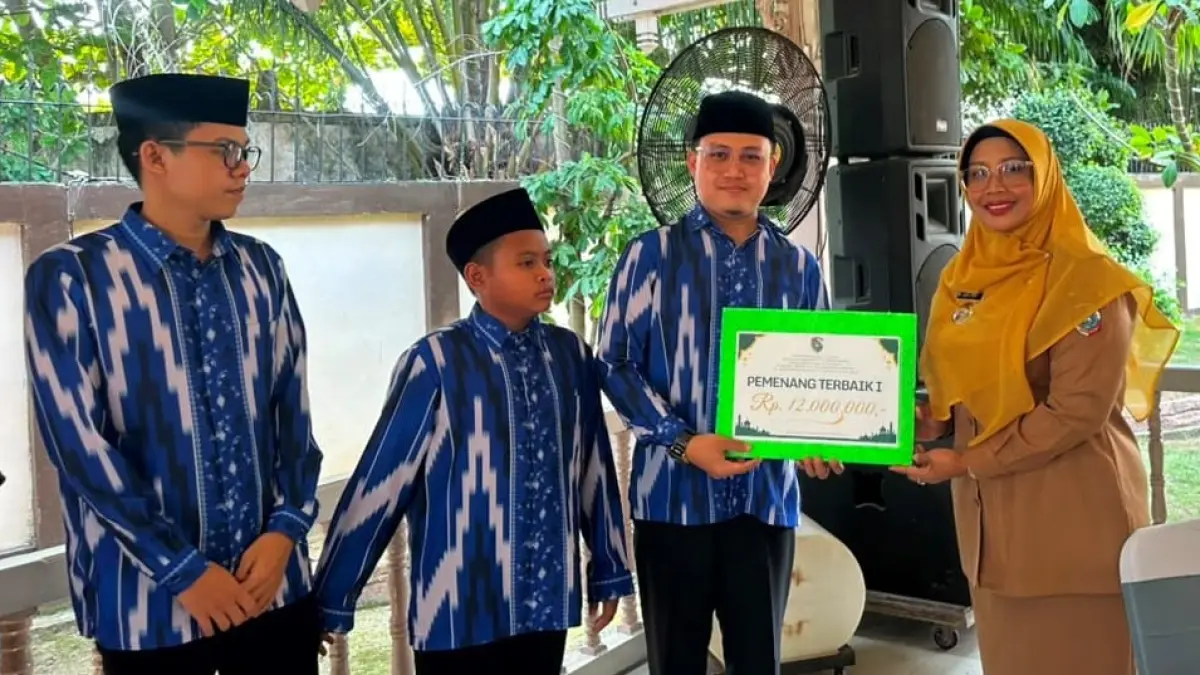 Bupati Erlina saat menyalurkan bonus bagi kafilah MTQ Kabupaten Mempawah.