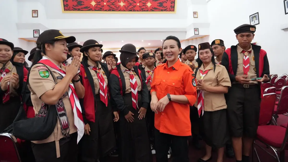 Bupati Landak, dr. Karolin Margret Natasa melepas kontingen Kwarcab Gerakan Pramuka Landak menuju Jamnas ke-12 2026 pada Senin (10/8). (HUMAS PEMKAB LANDAK)