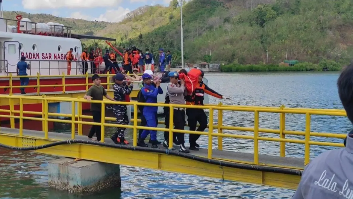 DIEVAKUASI: Petugas mengevakuasi korban terbakarnya KMP Putri Yasmin dengan tandu setelah berhasil diselamatkan dari perairan Lombok Barat, Rabu (12/8). (JAWA POS)