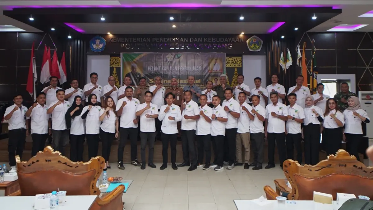 Foto bersama usai Pelantikan dan Seminar Nasional Asosiasi Penambang Rakyat Indonesia (APRI) Kabupaten Ketapang yang berlangsung di Aula Politeknik Negeri Ketapang (Politap), Selasa (11/8/2026).