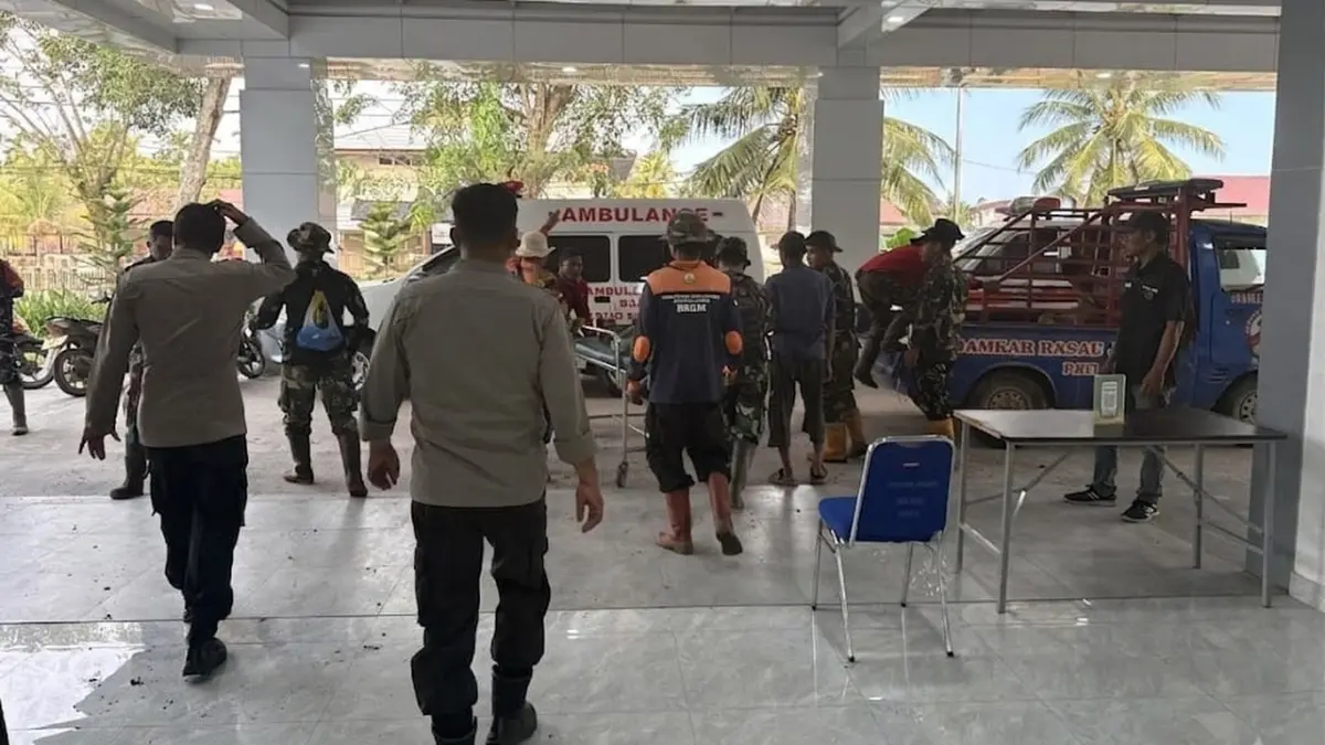 Jenazah Kasim (65) saat dievakuasi ke RSUD Tuan Besar Syarif Idrus pada Selasa (11/8) sore. (HUMAS POLRES KUBU RAYA)