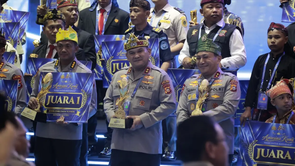 Kapolda Kalbar Irjen Pol Alberd Teddy Benhard Sianipar menerima penghargaan yang diraih dalam bidang ketahanan pangan pada Awarding Day Apresiasi Kreasi Polri di Gedung The Tribrata, Jakarta Selatan, Rabu (12/8).