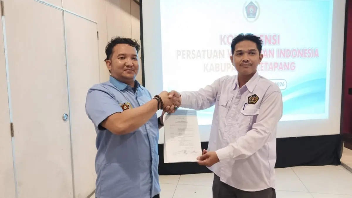 Ketua PWI Kalbar Kundori saat menyerahkan berita acara kepada Ketua PWI Ketapang Terpilih Supriadi, Rabu (12/8). (ISTIMEWA)