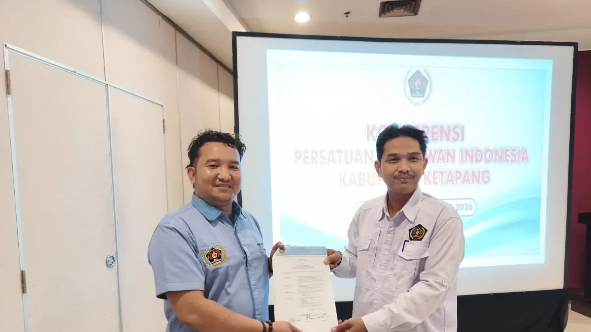 Ketua PWI Kalimantan Barat Kundori menyerahkan Surat Keputusan (SK) kepengurusan PWI Kabupaten Ketapang kepada Ketua PWI Ketapang terpilih, Supriadi, usai Konferkab PWI Ketapang di Pontianak, Rabu (12/8/2026).