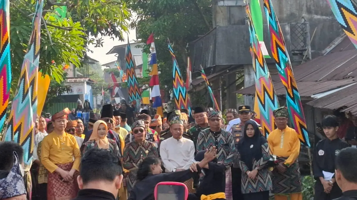 Masyarakat mengikuti tradisi Robo-Robo Mandi Safar di Tepian Sungai Pawan, Kelurahan Kauman, Kecamatan Benua Kayong, Kabupaten Ketapang, Rabu (12/8/2026). Tradisi tersebut menjadi momentum mempererat silaturahmi sekaligus melestarikan budaya Melayu.
