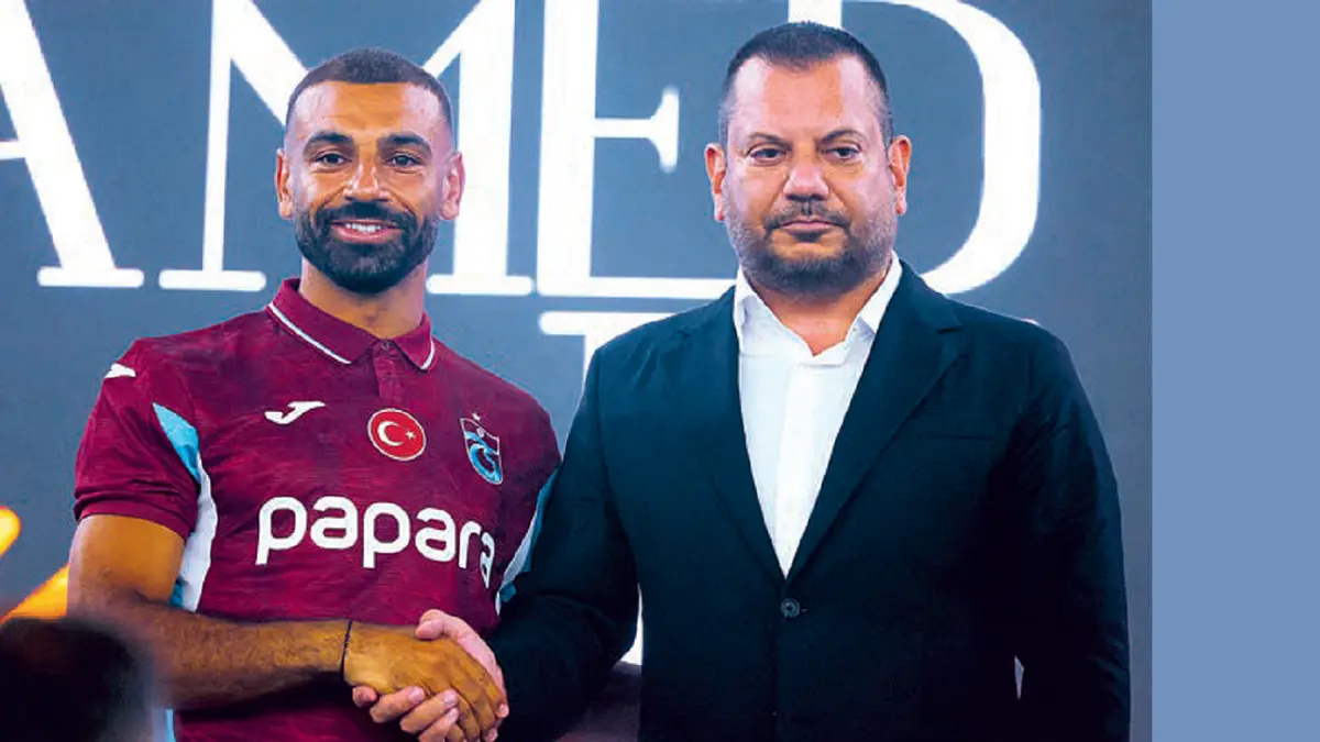 Mohamed Salah (kiri) dan Presiden Trabzonspor Ertugul Dogan. (NURGUL GUNAYDIN/AFP PHOTO)