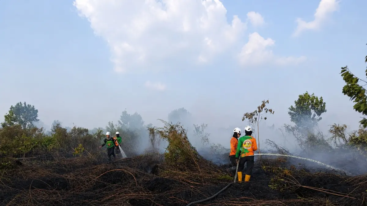 Personel Tim SAR Ditsamapta Polda Kalbar memadamkan karhutla di Kecamatan Sungai Raya, Kabupaten Kubu Raya. (ISTIMEWA)