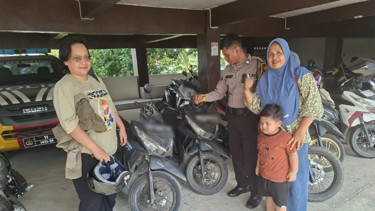 PERTEMUAN: Dua ibu pemilik Honda Vario yang sempat tertukar dipertemukan di Mapolres Sekadau setelah polisi dan warga membantu melacak kendaraan masing-masing, Rabu (12/8).