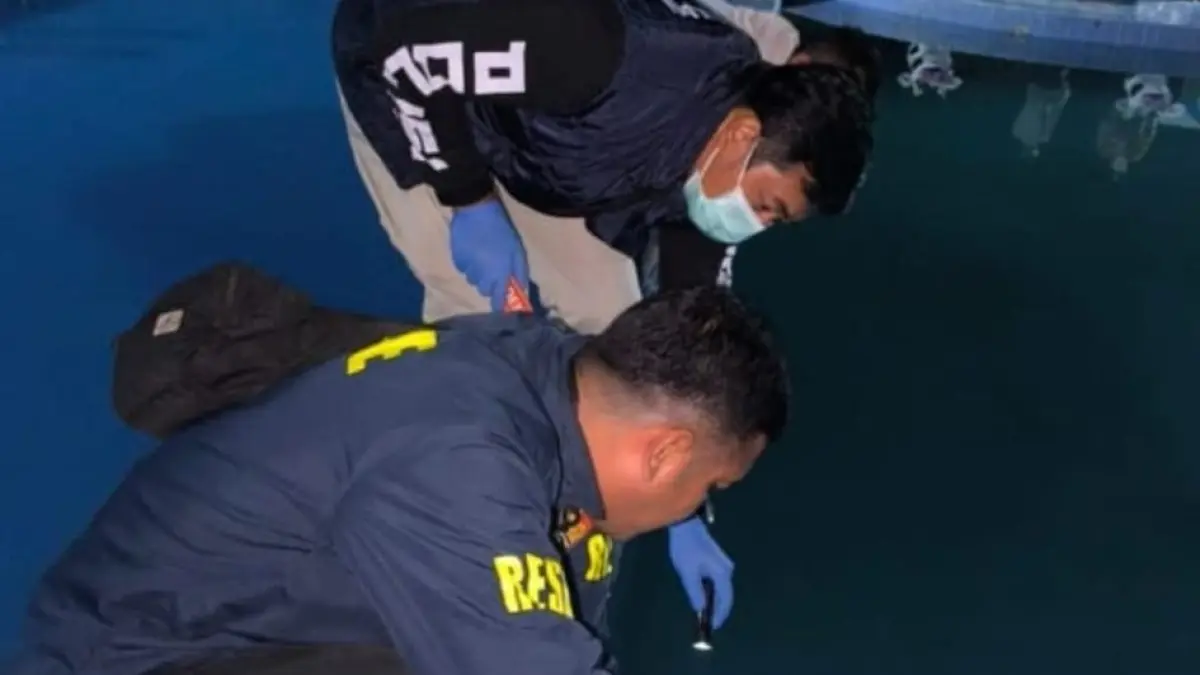 Petugas kepolisian memeriksa kolam renang di Desa Segedong di mana bocah perempuan 8 tahun tenggelam.