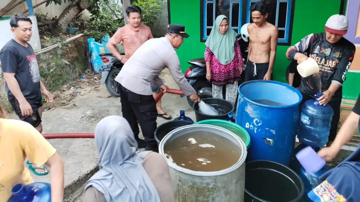 Petugas menyalurkan bantuan air bersih kepada warga Dusun Sungai Putat, Sekadau, yang kesulitan mendapatkan air akibat musim kemarau, Rabu (12/8/2026).