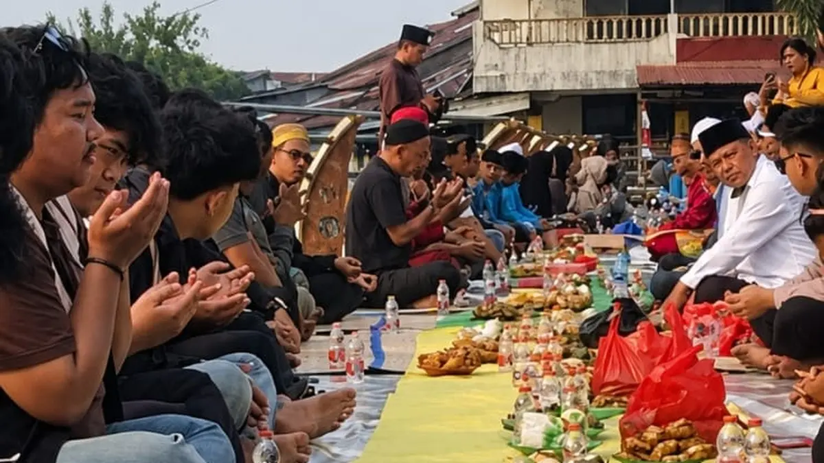 Potongan video yang memperlihatkan masyarakat dari berbagai organisasi membaca doa sebelum makan bersama di tradisi Robo-Robo Mempawah  