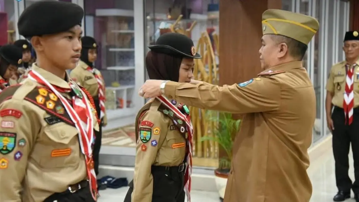 Sekda Kubu Raya, Yusran Anizam, Selasa (11/8) mengukuhkan sekaligus melepas Kontingen Pramuka Kwarcab Kubu Raya untuk mengikuti Jambore Nasional XII di Cibubur, Jakarta.