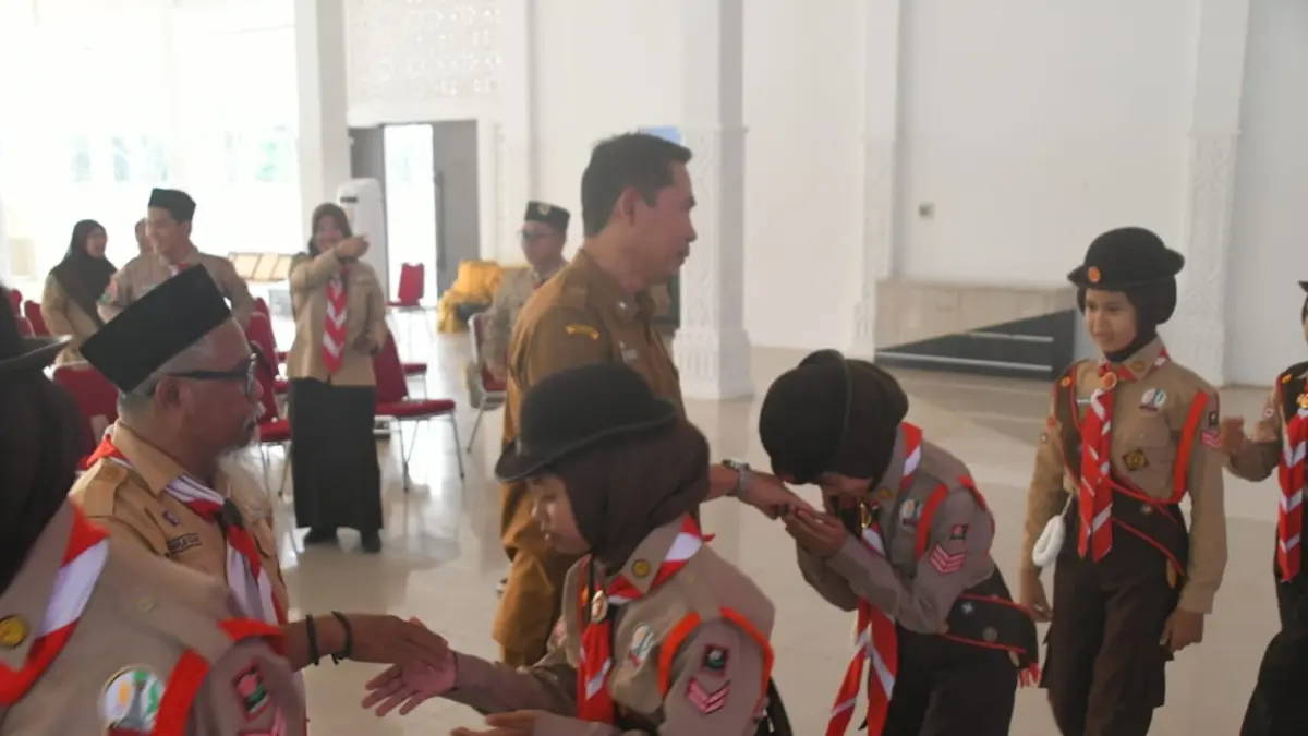 Sekretaris Daerah Kabupaten Kayong Utara, Erwin Sudrajat, secara resmi melepas peserta Kwartir Cabang Kayong Utara yang akan mengikuti Jambore Nasional (Jamnas). 