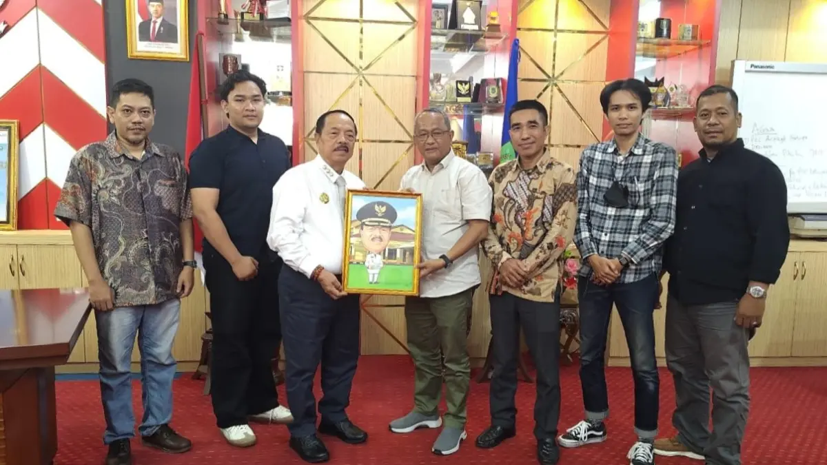 SILATURAHMI: Bupati Sanggau Yohanes Ontot bersama jajaran Pontianak Post berfoto bersama usai menerima kunjungan di ruang kerja Bupati Sanggau, Selasa (12/8).