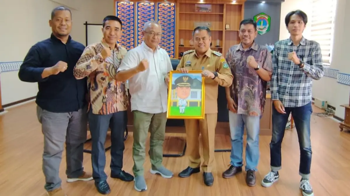 SILATURAHMI: Bupati Sekadau Aron bersama jajaran Pontianak Post berfoto bersama di ruang kerja Bupati Sekadau, Selasa (12/8).