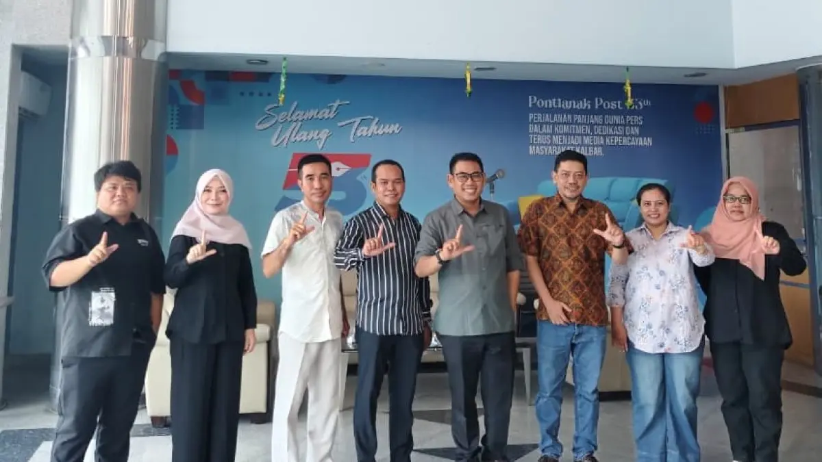 SILATURAHMI: Ketua KPID Kalbar Ramdan bersama jajaran berfoto bersama Pemimpin Redaksi Pontianak Post Aristono Edi Kiswantoro, Sekred Silvina, dan Manajer Pemasaran Tri Yugo saat kunjungan ke Graha Pena Pontianak Post, Rabu (12/8).