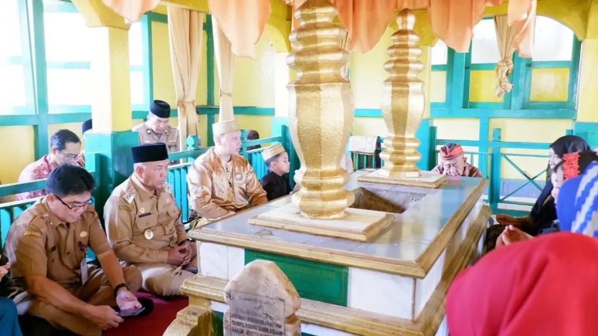 Suasana ziarah ke Makam Opu Daeng Menambon yang merupakan rangkaian dari kegiatan Robo-Robo 2026, Selasa (11/8).