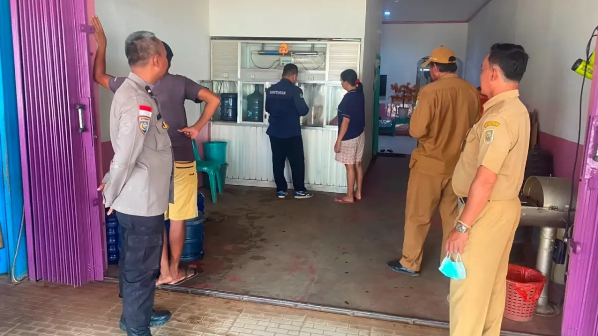 Tim gabungan saat melakukan pemeriksaan dan pengecekan salah satu depot air minum isi ulang di Kecamatan Meliau, Kabupaten Sanggau, Selasa (11/8). (ISTIMEWA)&nbsp;