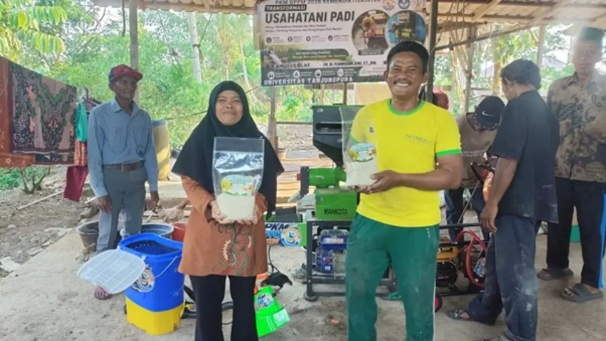 Tim PKM Universitas Tanjungpura saat menujukan hasil pengilingan yang dilakukan pada Kelompok Tani Maju Bersama, Desa Kuala Dua, Kecamatan Sungai Raya, Kabupaten Kubu Raya, Kalimantan Barat.