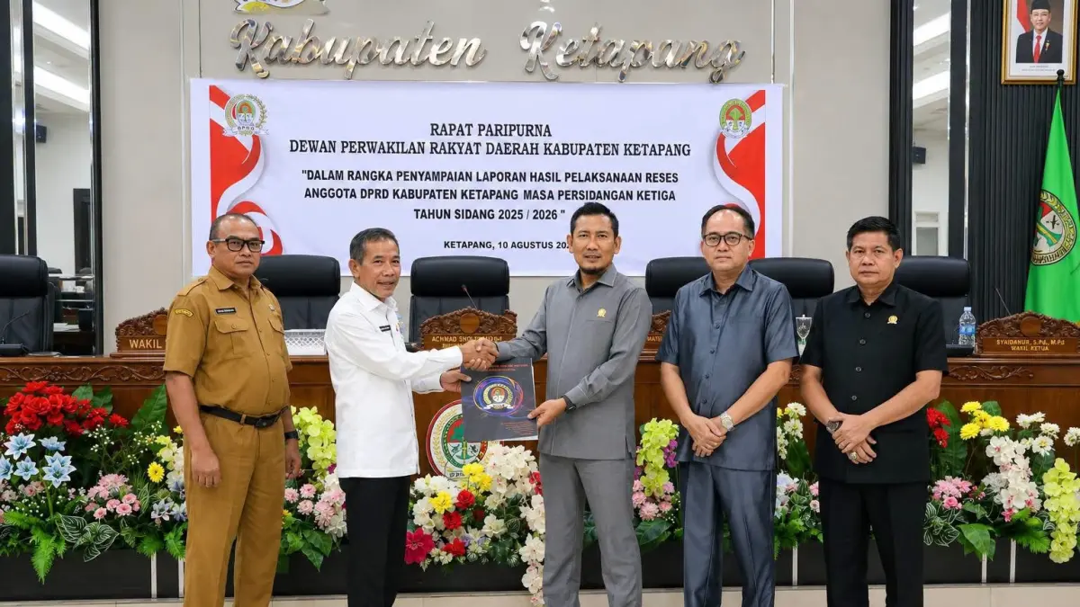 Wabup Ketapang, Jamhuri Amir, menerima laporan hasil reses dari Ketua DPRD Ketapang, Achmad Sholeh, Senin (10/8). (ISTIMEWA)