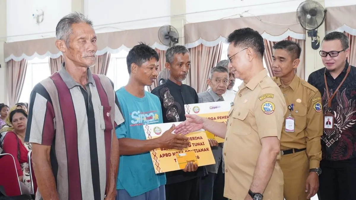 Wali Kota Pontianak, Edi Kamtono saat menyerahkan bantuan bagi warga berpenghasilan rendah. (ISTIMEWA)