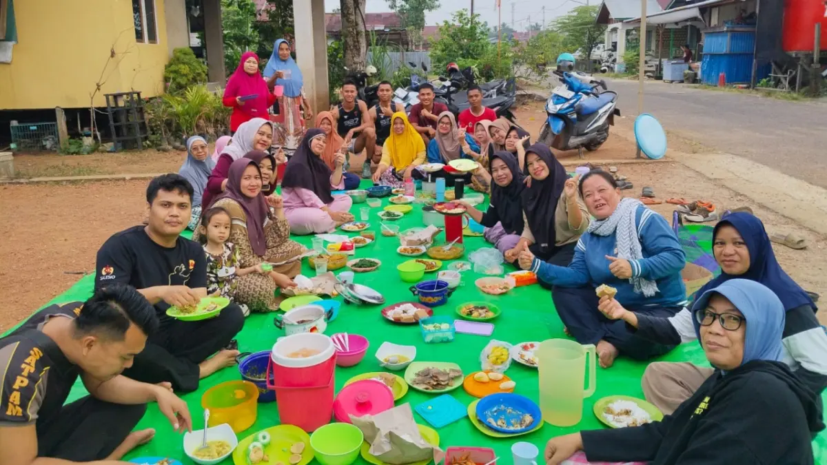 Warga Kelurahan Kedamin Hilir Kecamatan Putussibau Selatan menggelar makan seprahan pada rabu (12/3). (TAUFIK/PONTIANAK POST)