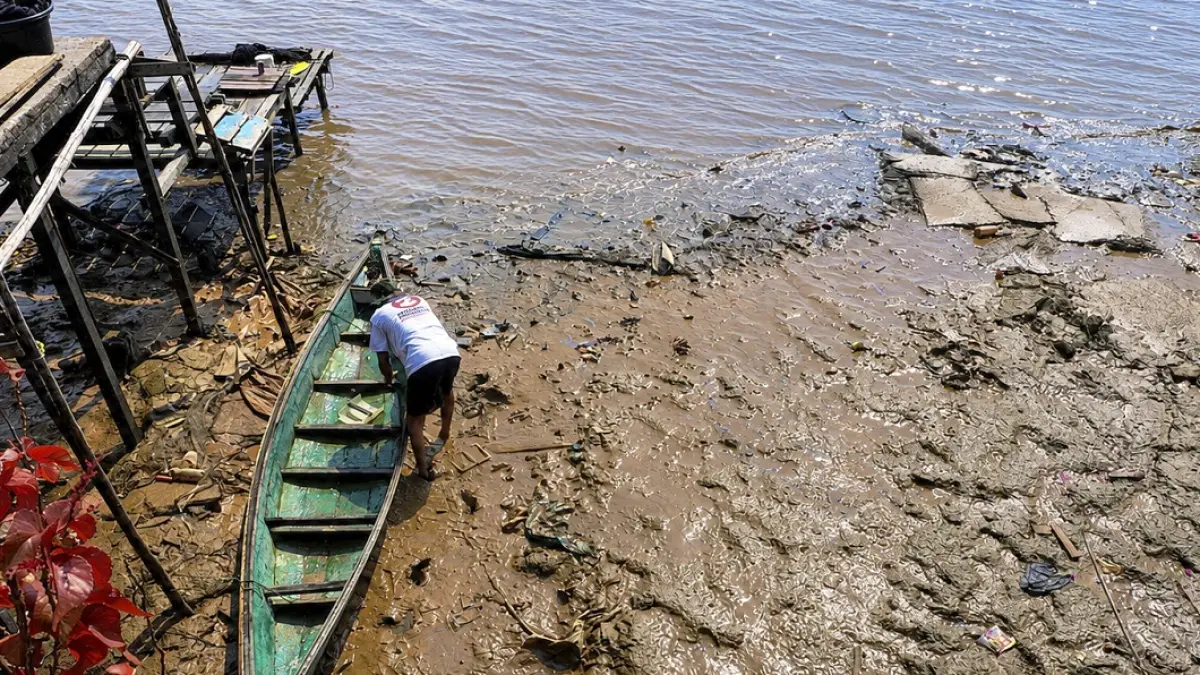 Warga kesusahan saat akan mengeluarkan sampan yang berada di lumpur Sungai Kapuas yang mengalami penyusutan dan air asin saat kemarau tiba. (HARYADI/PONTIANAKPOST)
