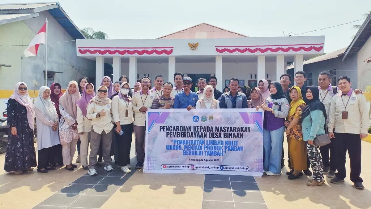 Tim Pengabdian kepada Masyarakat (PKM) Program Studi Agroindustri Politeknik Negeri Ketapang (Politap) bersama masyarakat Desa Sukabaru, Kabupaten Ketapang, usai kegiatan pelatihan pemanfaatan limbah kulit udang menjadi produk pangan bernilai tambah, Rabu (12/8/2026).