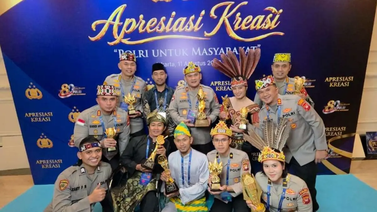 Jajaran Polres Sanggau usai menerima penghargaan Juara II Lomba Ketahanan Pangan Manajemen Media Kluster II Tingkat Polres dalam rangkaian Awarding Day Apresiasi Kreasi Polri yang digelar di Gedung Tribrata, Dharmawangsa, Jakarta Selatan, Rabu (12/8/2026) malam. (Humas Polri)