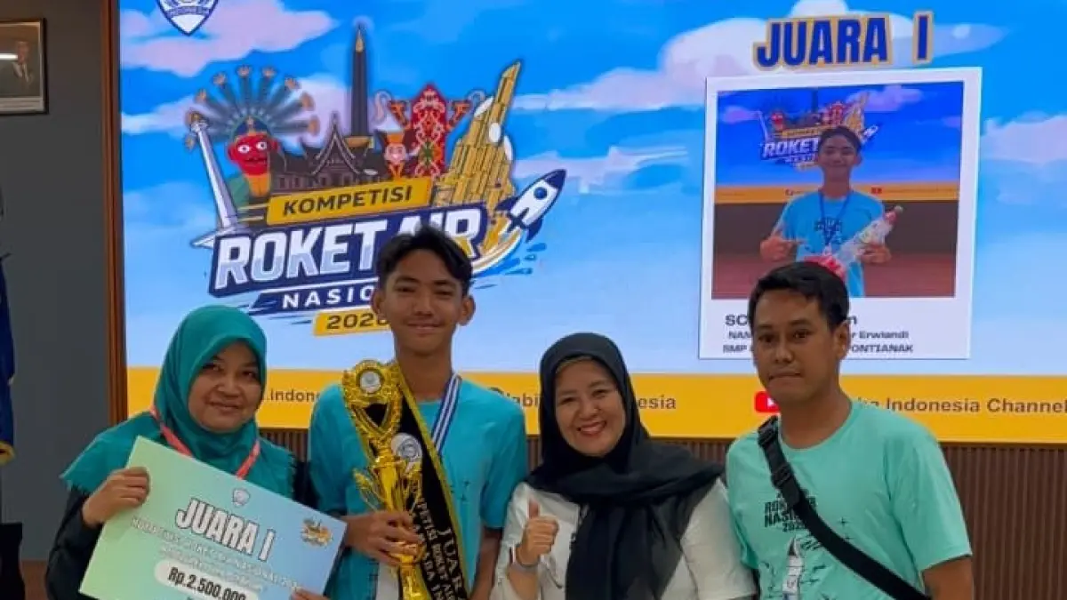 Achmad Caesar Erwiandi bersama guru pembimbing Dyah Wulandari Dwi Puji Astuti, dan &nbsp;Endi Nur Sapikka.
