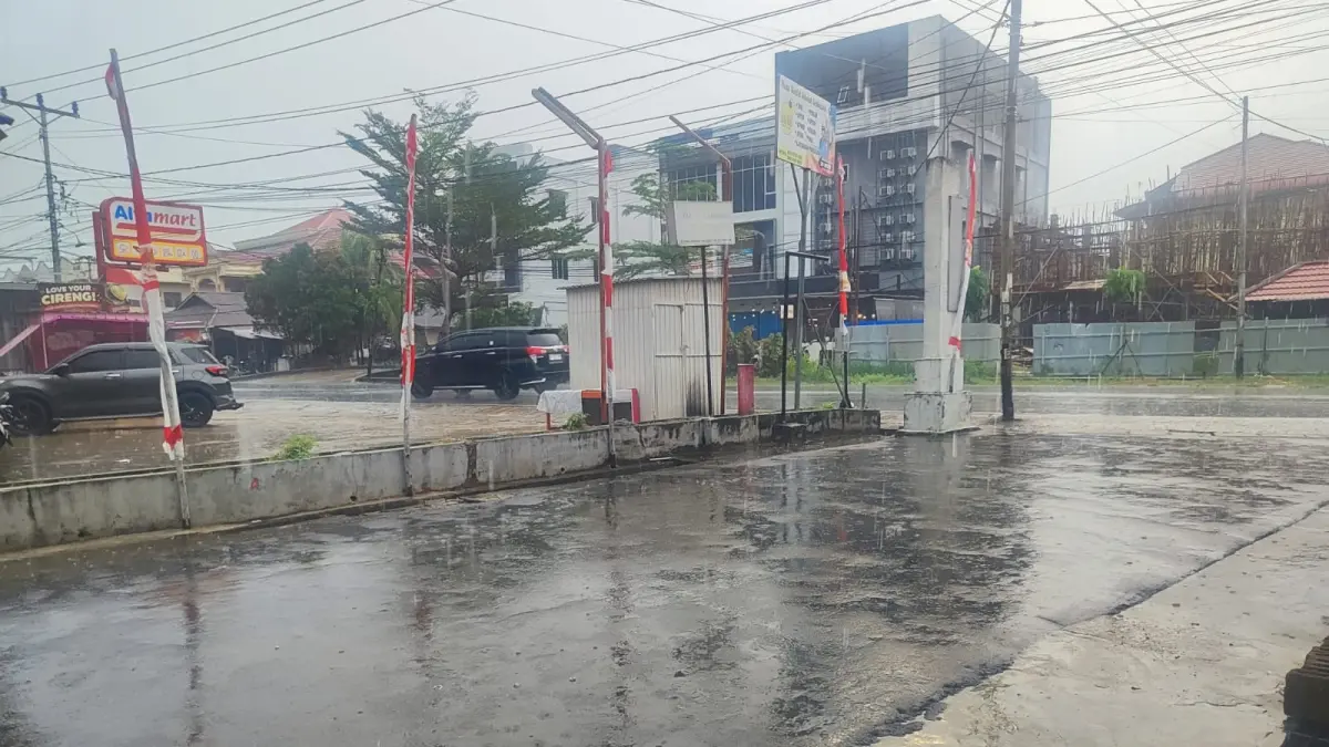 Air hujan mulai membasahi bumi Kota Pontianak dan sekitar setelag beberapa pekan dihujani kabut asap, titik api dan karhutla pada Kamis (13/8). (DENY HAMDANI/PONTIANAK POST)