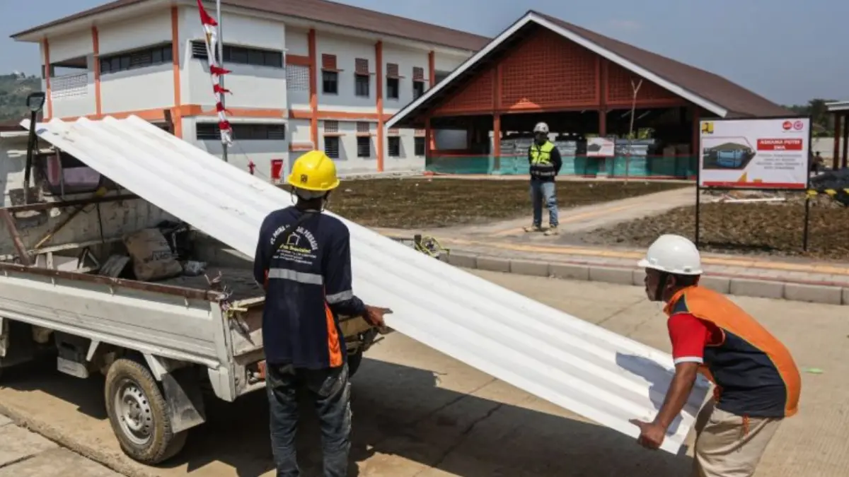 Arsip Foto - Pekerja menurunkan material untuk pembangunan sekolah di Rowosari, Semarang, Jawa Tengah, Selasa (14/7/2026). Orang yang bekerja di luar ruangan seperti pekerja konstruksi lebih berisiko terkena dampak paparan panas. (ANTARA FOTO/Makna Zaezar)