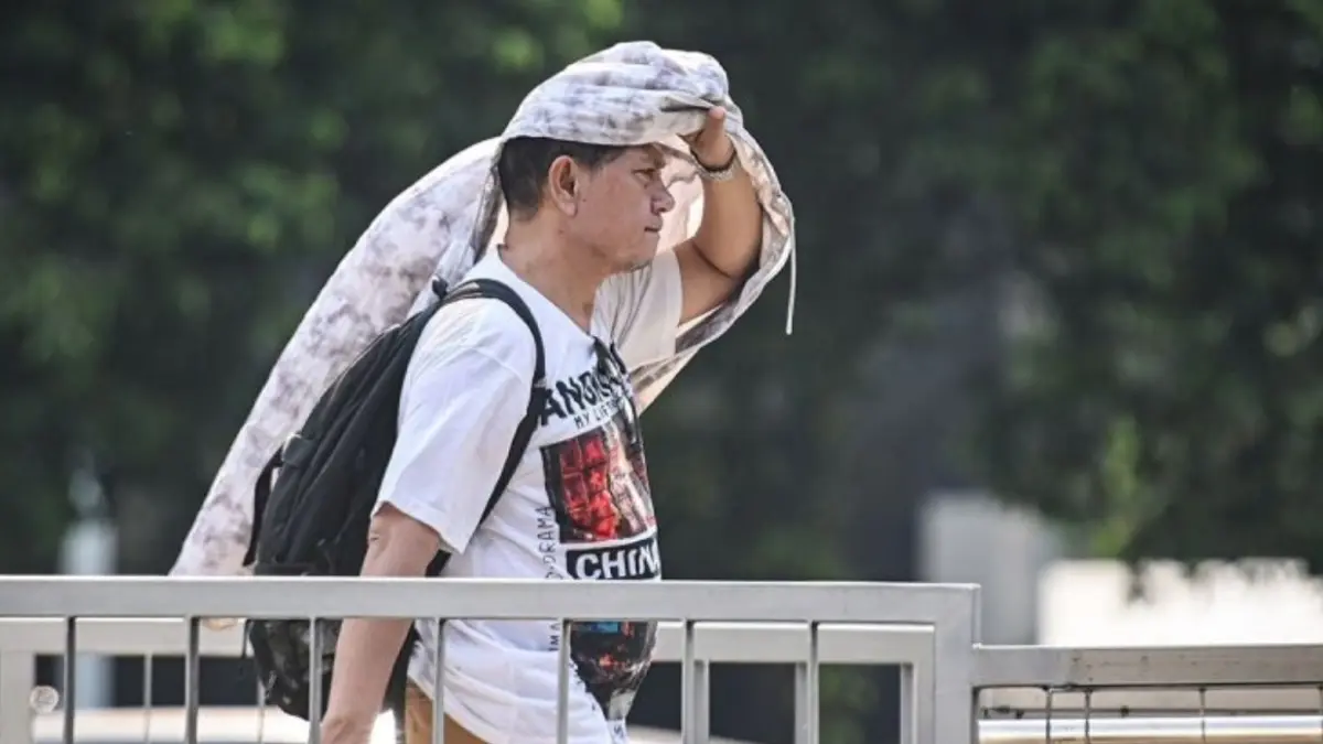 Arsip Foto - Seorang warga menutupi kepalanya menggunakan jaket saat cuaca panas terik di area Bundaran HI, Jakarta, Rabu (15/10/2025). (ANTARA FOTO/Sulthony Hasanuddin)