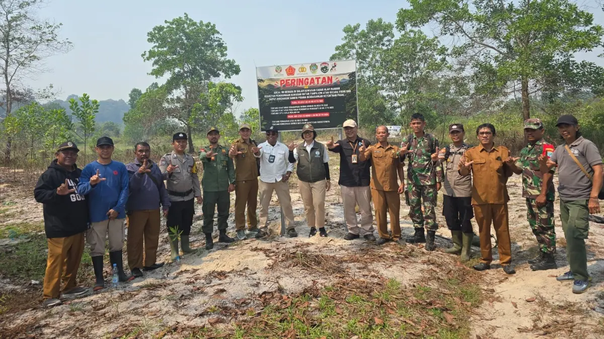 BKSDA Kalbar bersama Polres Landak menggelar penanaman pohon di kawasan Cagar Alam Mandor pada Senin (10/8). (ISTIMEWA)