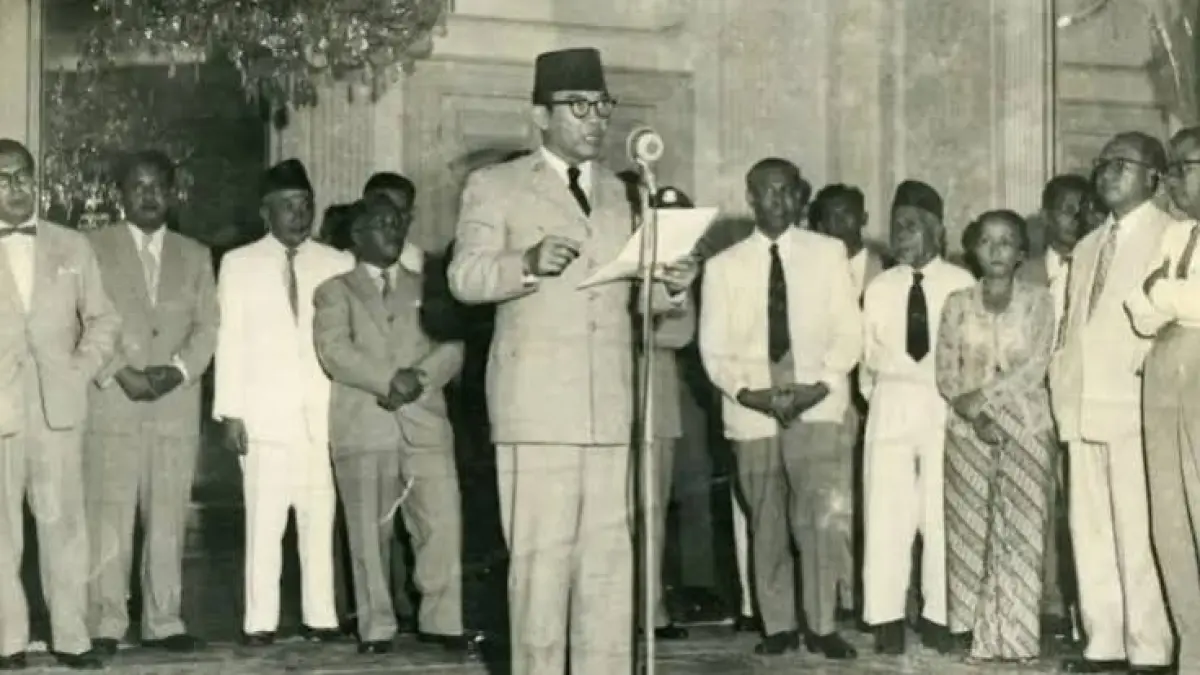 Bung Karno yang dikabarkan sakit saat akan membacakan Teks Proklamasi Kemerdekaan. (DOK JAWA POS)  