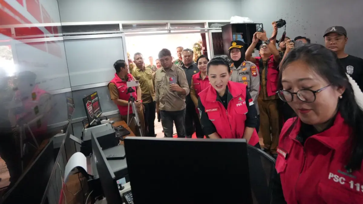 Bupati Karolin Margret natasa melihat pengoperasian Public Safety Center (PSC) 119 di Kantor Dinas Kesehatan, Pengendalian Penduduk, dan Keluarga Berencana (DKPPKB) Kabupaten Landak, Senin (10/8). (HUMAS PEMKAB LANDAK)