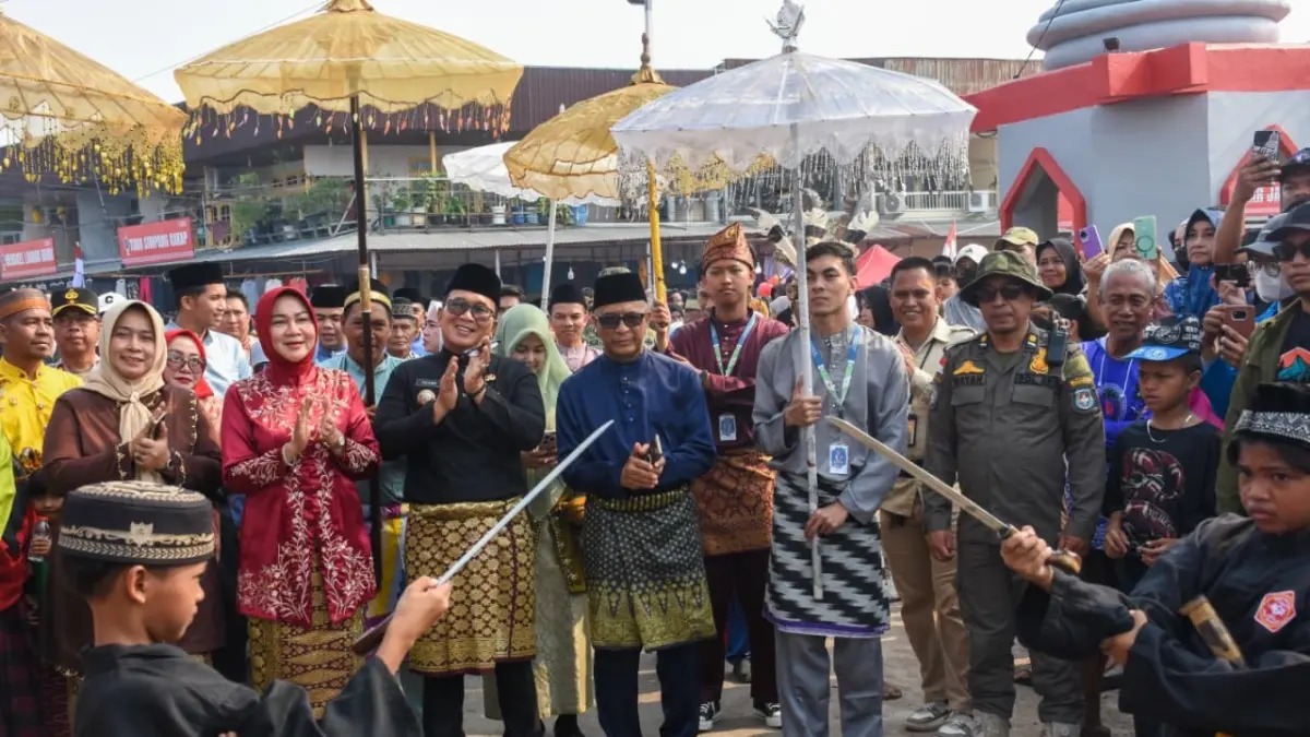Bupati Kubu Raya Sujiwo bersama anggota Komisi V DPR RI Syarif Abdullah Alqadri dan jajaran Pemkab Kubu Raya menghadiri ritual budaya Robo-Robo di Kecamatan Sungai Kakap, Rabu (12/8). 