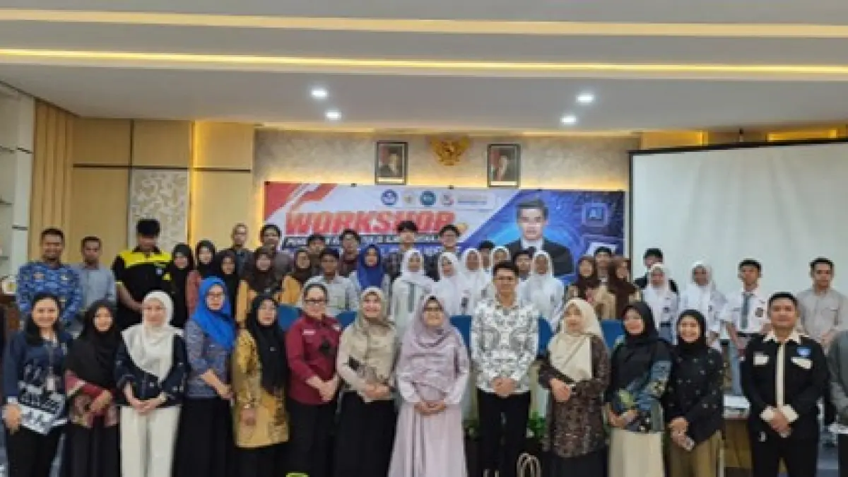 Dosen bersama peserta Workshop Penulisan Karya Tulis Ilmiah Remaja Berbantuan AI.