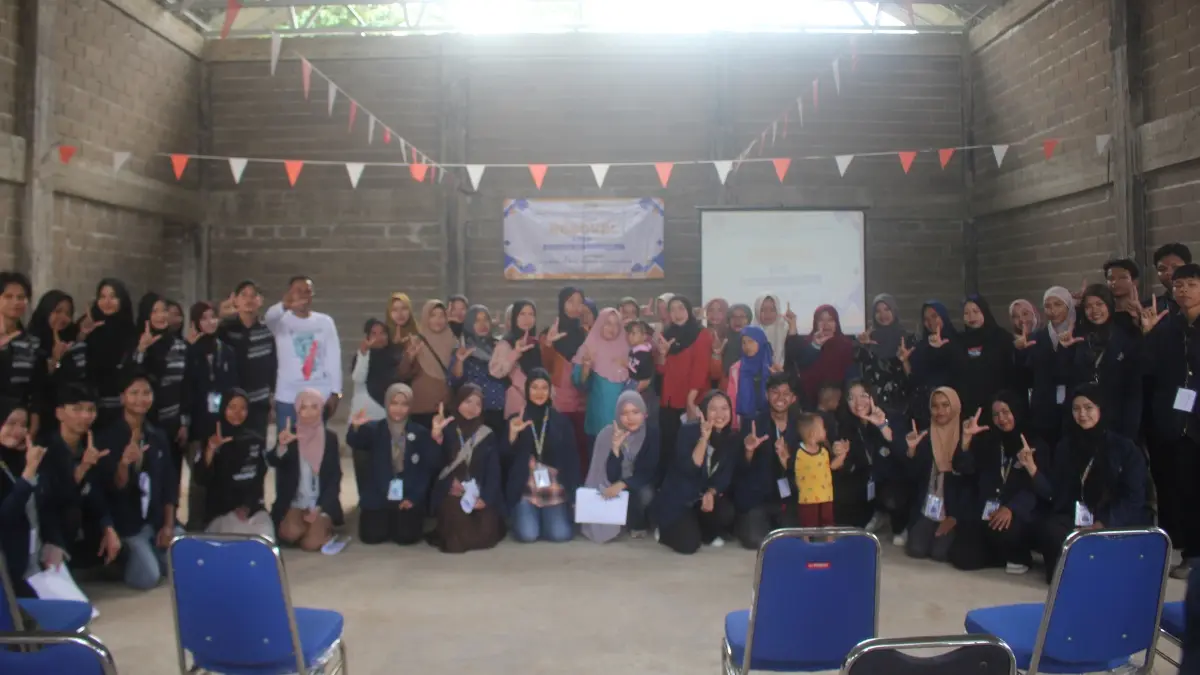 Foto bersama mahasiswa UKM PP Lisma bersama Kepala Desa dan warga sekitar. (IST) 