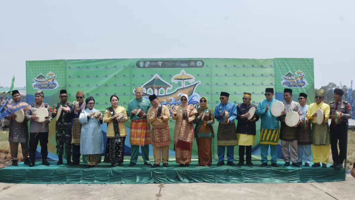 Gubernur Kalbar, Ria Norsan bersama Raja Mempawah XIV, Pangeran Ratu Wirabuana Mohammad Hafizh Adinugraha dan para pejabat memukul Tar menandai dibukanya Festival Budaya Robo-Robo 2026.