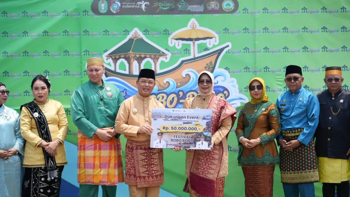 Gubernur Kalimantan Barat Ria Norsan menyerahkan bantuan dukungan anggaran untuk Festival Robo-Robo Mempawah. (Adpim Pemprov Kalbar)