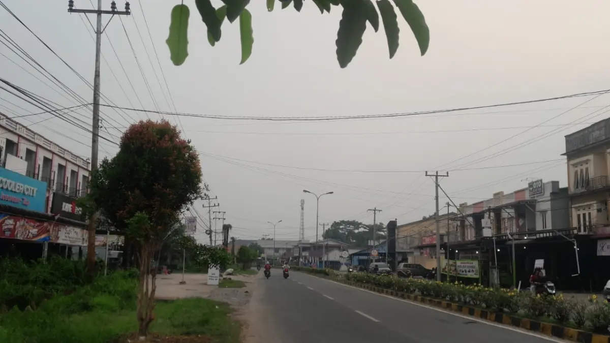 Kabut asap tipis akibat karhutla terlihat menyelimuti langit Sambas. Warga diminta waspada munculnya gangguan kesehatan sehubungan dengan kabut asap dan cuaca panas.